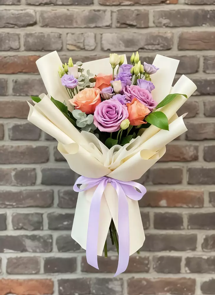 Букет цветов из: Лизиантусы и Розы в Гае