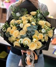 Букет птица счастья в Гае Букет цветов из: Розы и Лизиантусы в Гае