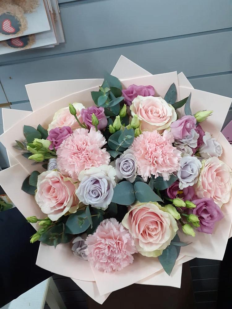 Букет цветов из: Розы, Гвоздики и Лизиантусы в Гае