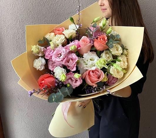 Букет цветов из: Розы, Лизиантусы и Гвоздики в Гае