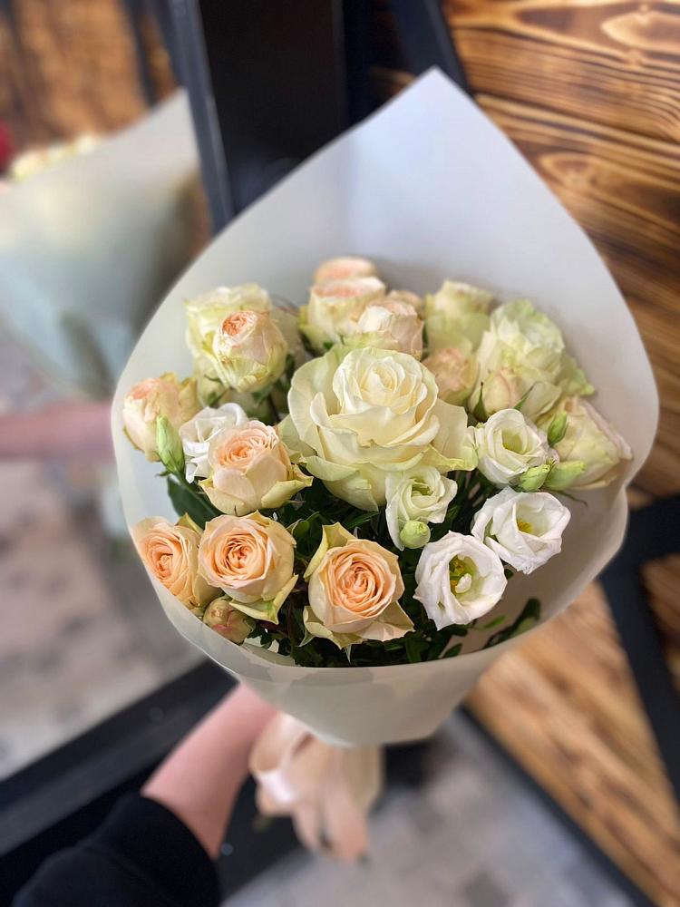 Букет цветов из: Розы и Лизиантусы в Гае